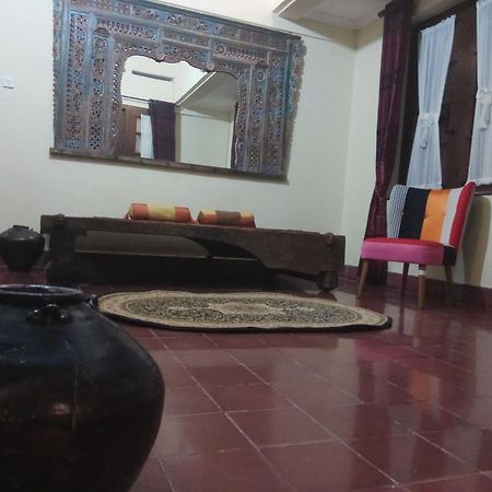 Doeloerkoe Homestay Surakarta (Solo) Exterior foto